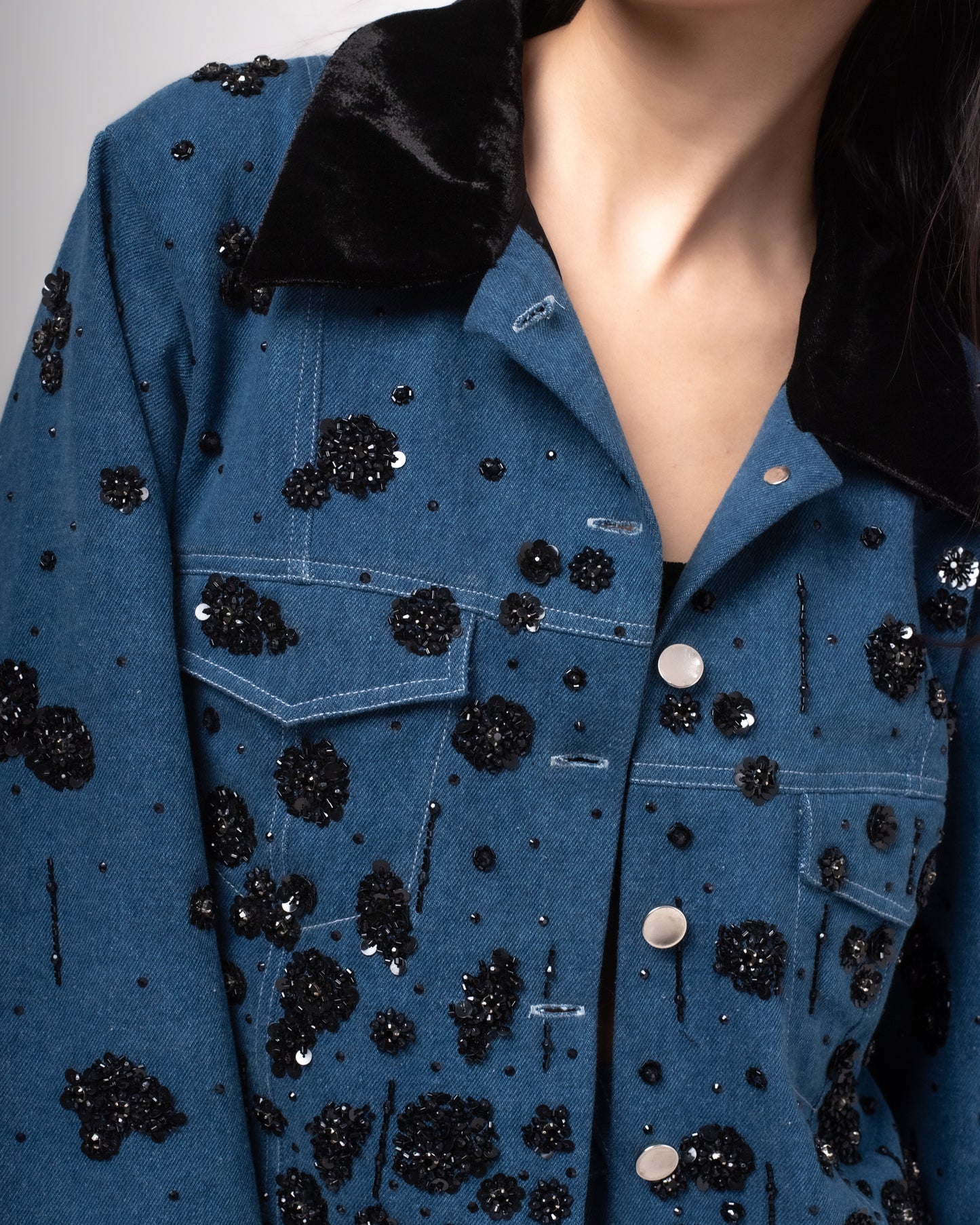 Embroidered denim jacket with velvet collar