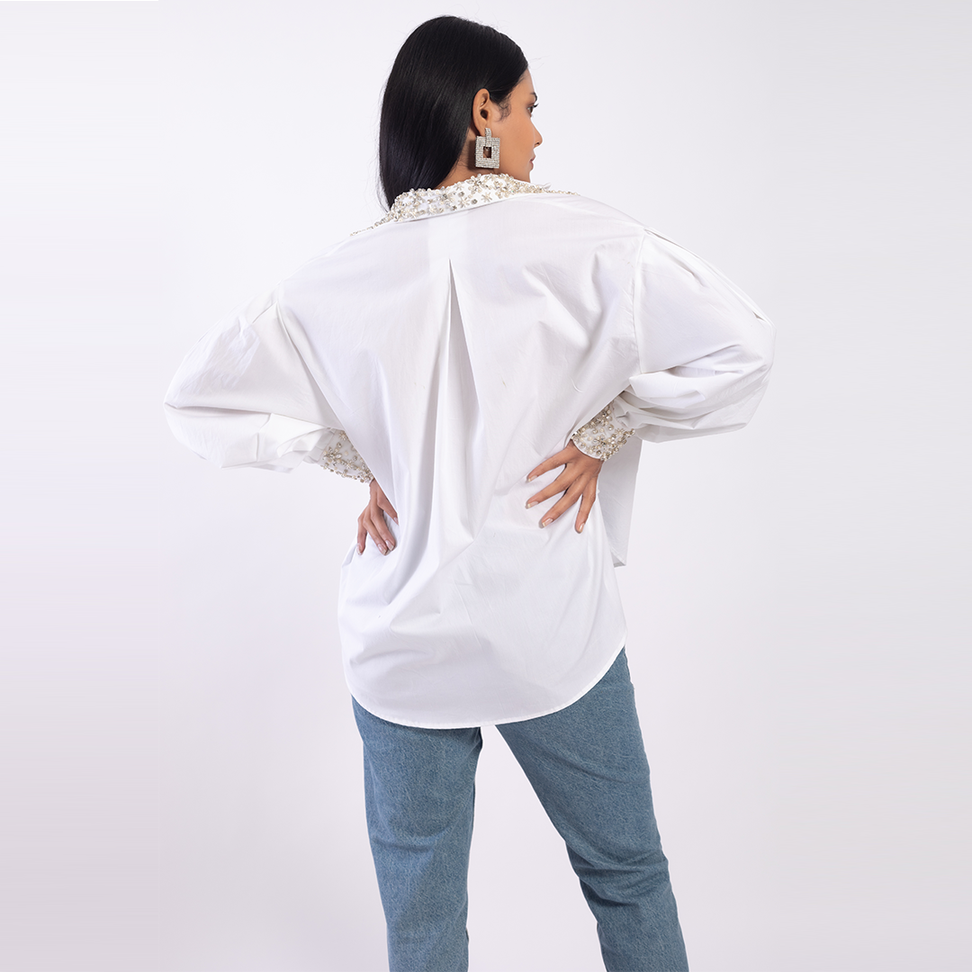 Loose-fitting shirt with embellishments