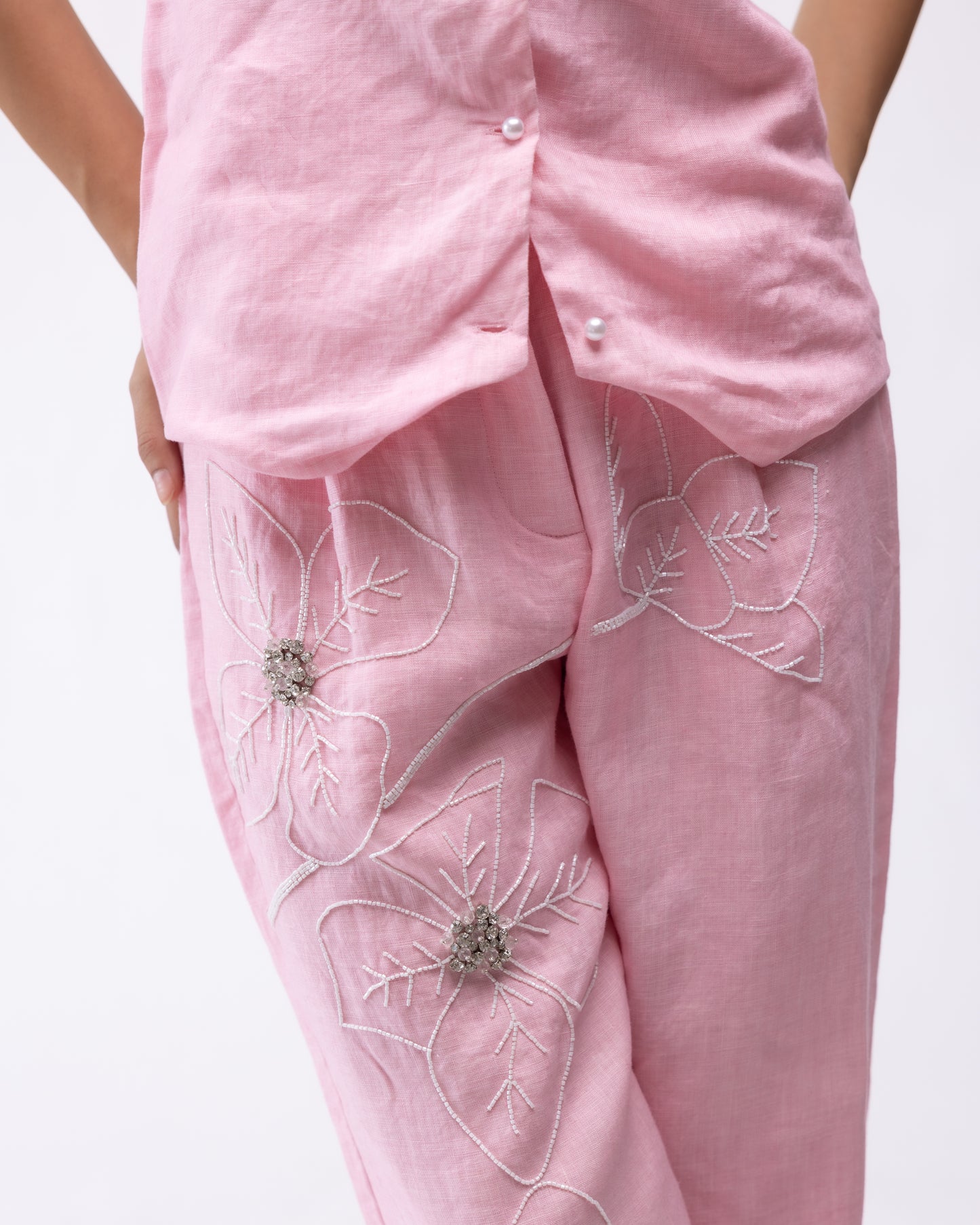100% linen high-waisted trousers with floral hand-embroidery