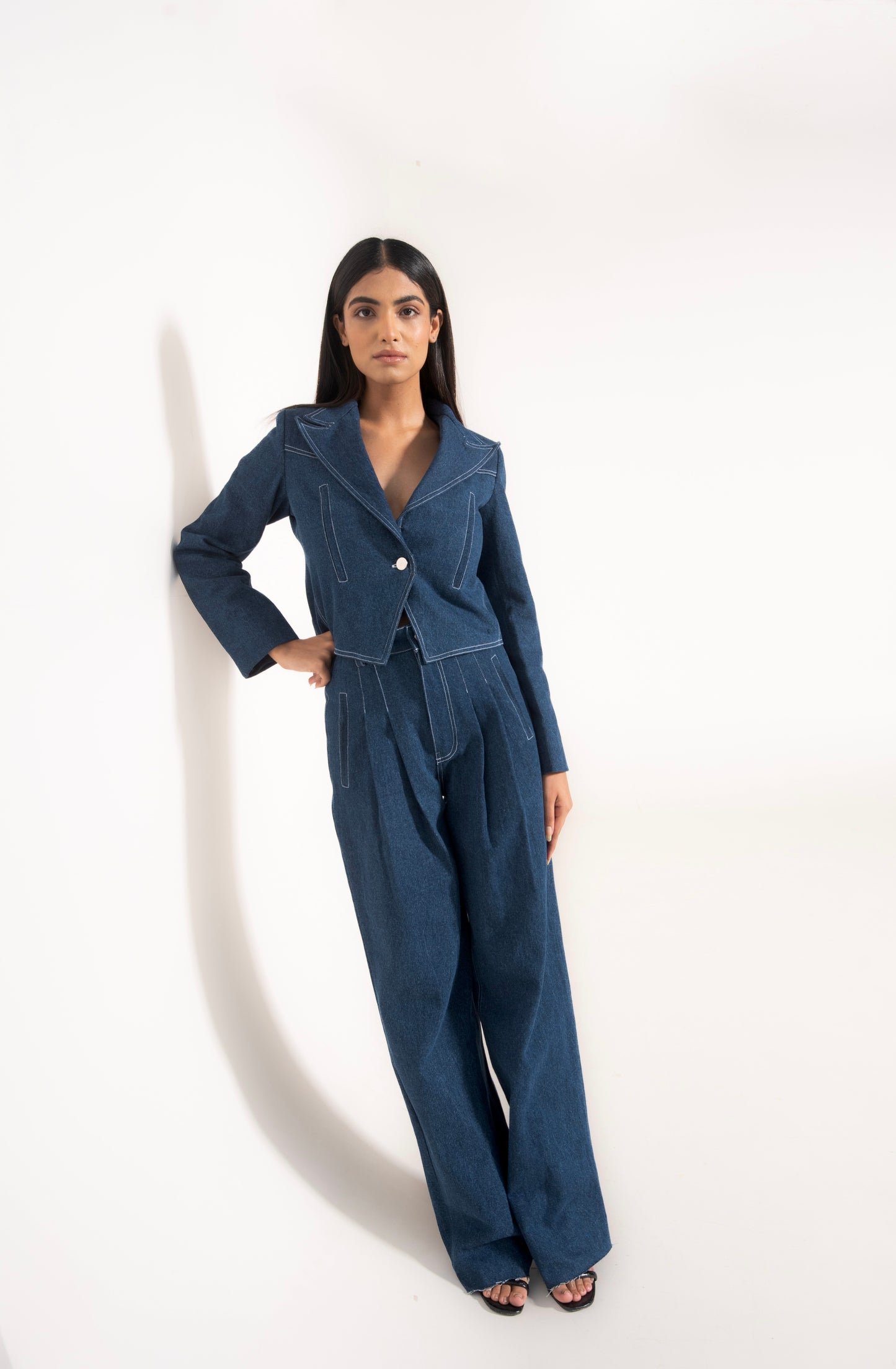 High-waisted pleated denims with topstitching