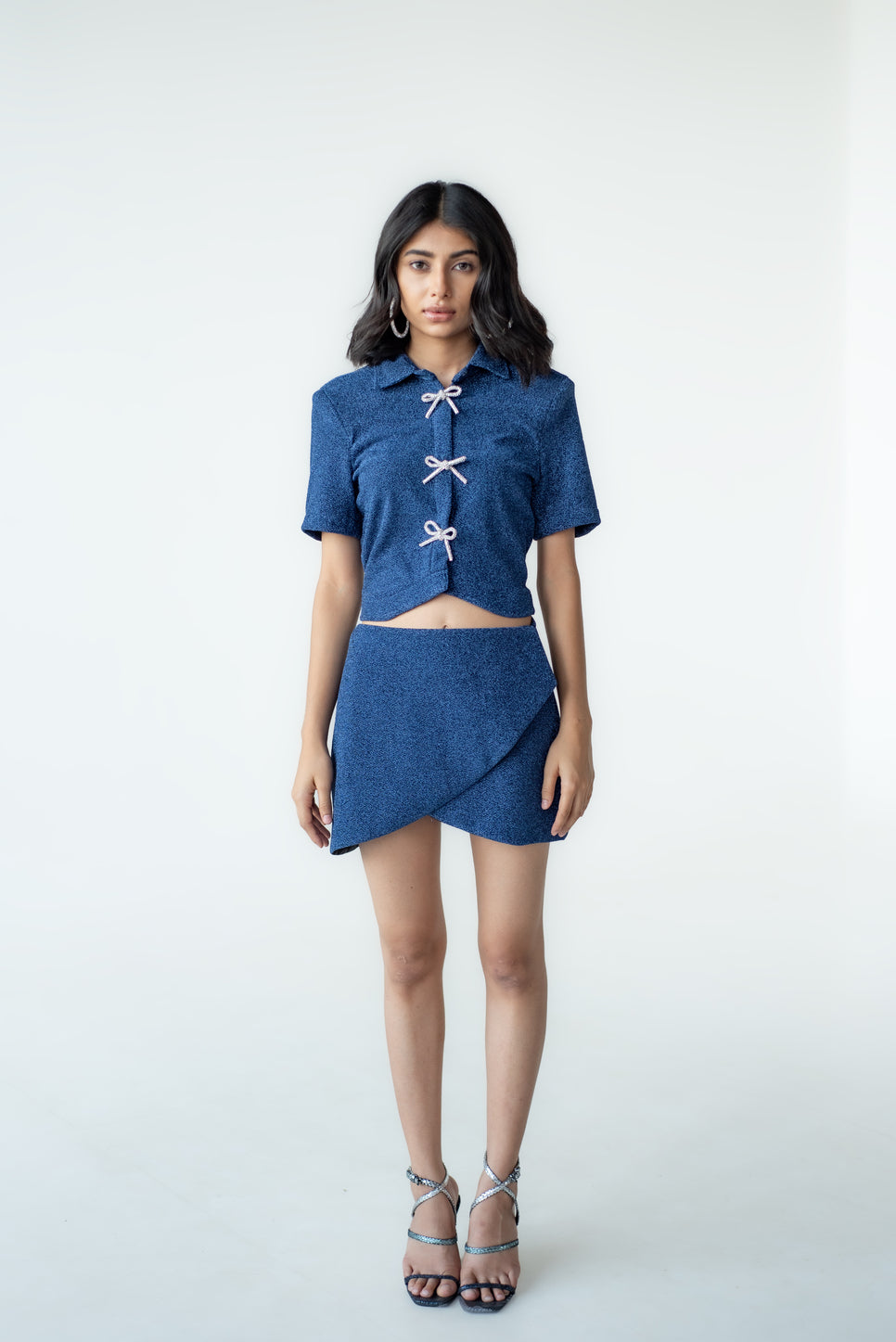 Cropped glitter shirt with shiny bows