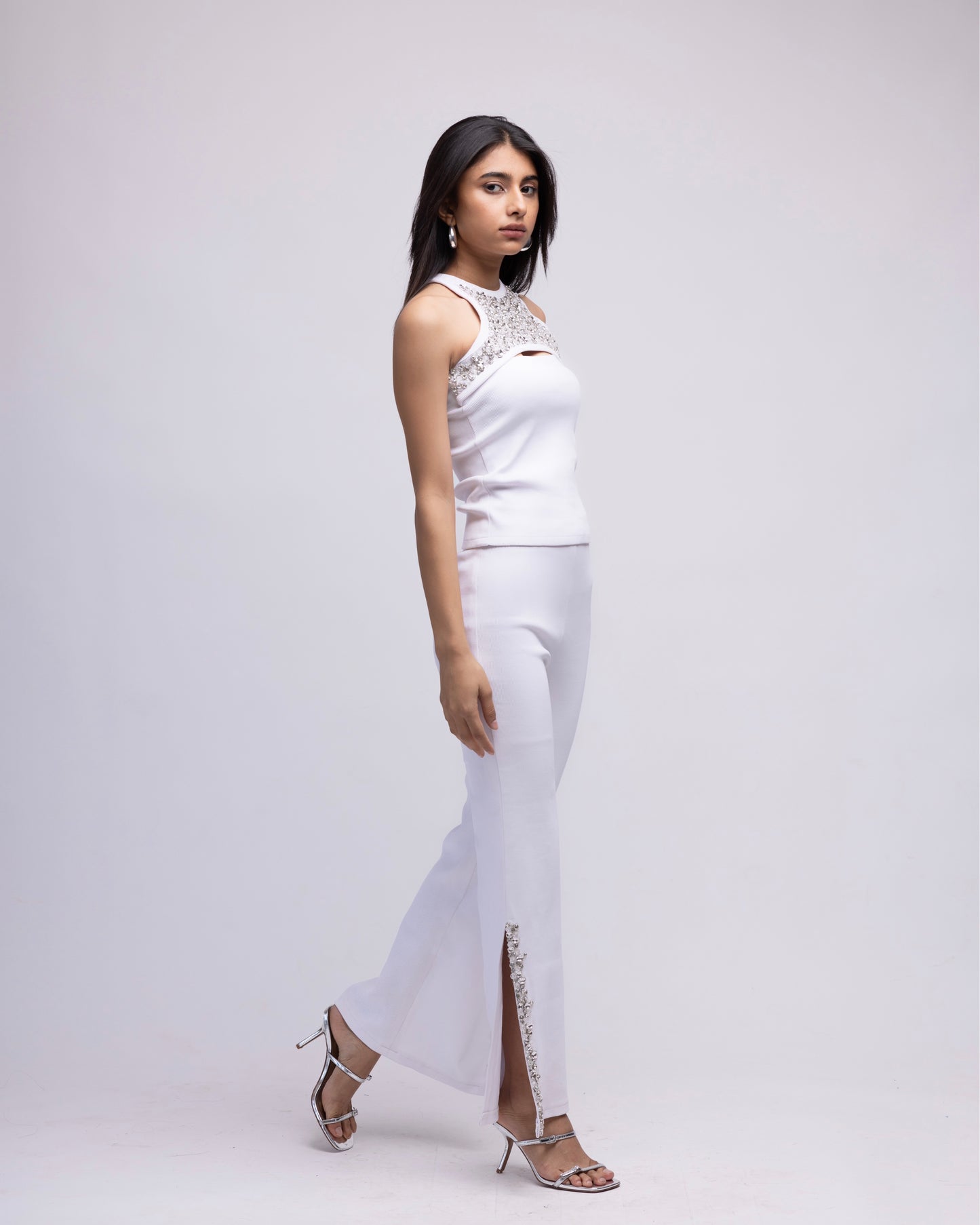 Ribbed tank with cut-out
