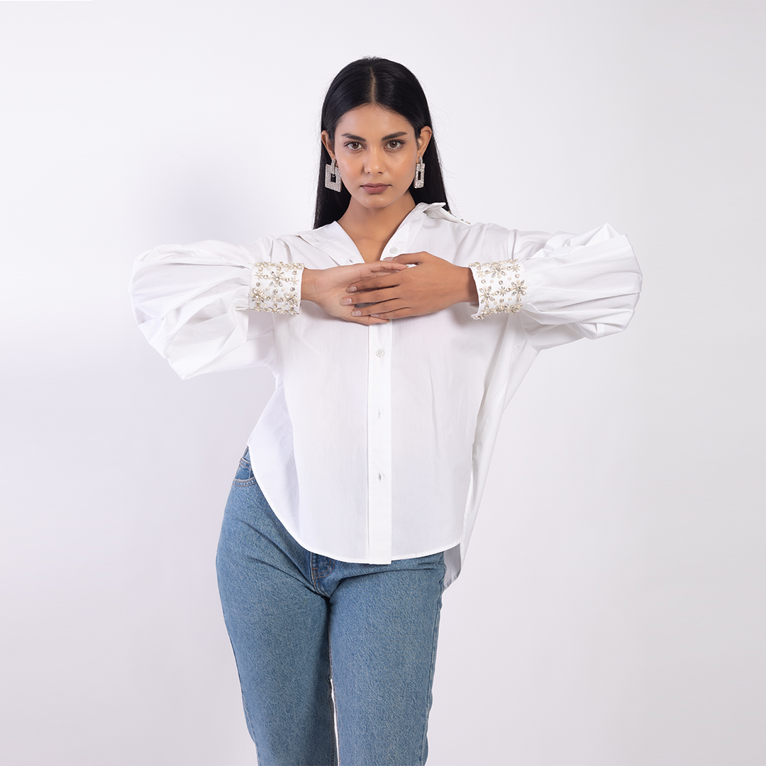 Loose-fitting shirt with embellishments